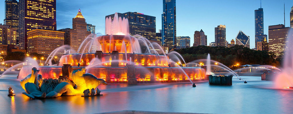 Photo of Buckingham Fountain and nighttime skyline in Chicago, IL, a city served by Trailways bus service